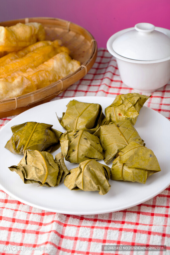 美味粽子摆于桌