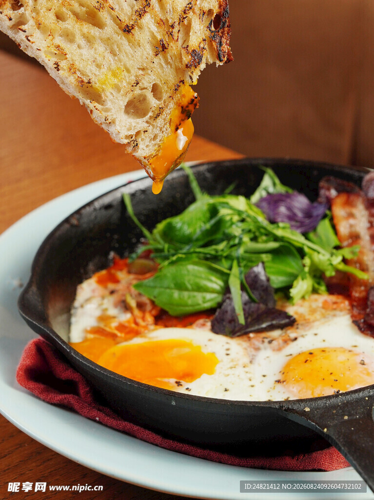 美味煎蛋配蔬菜与华夫饼