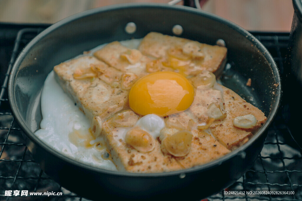 煎锅中的鸡蛋与面包片