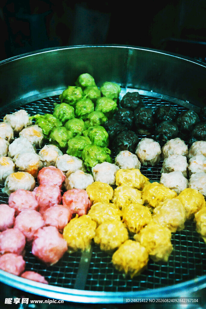 多彩丸子在锅中烹煮