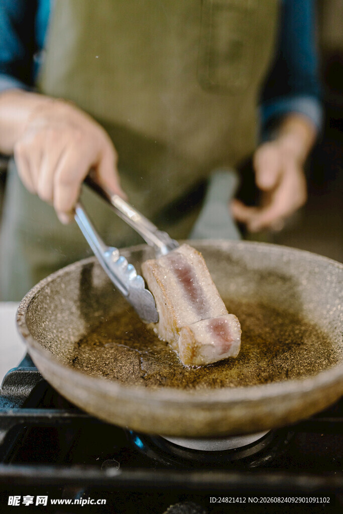 煎制美味肉块瞬间