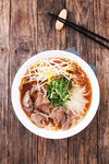 美味牛肉米粉摆于木桌