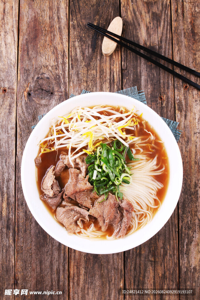 美味牛肉米粉摆于木桌