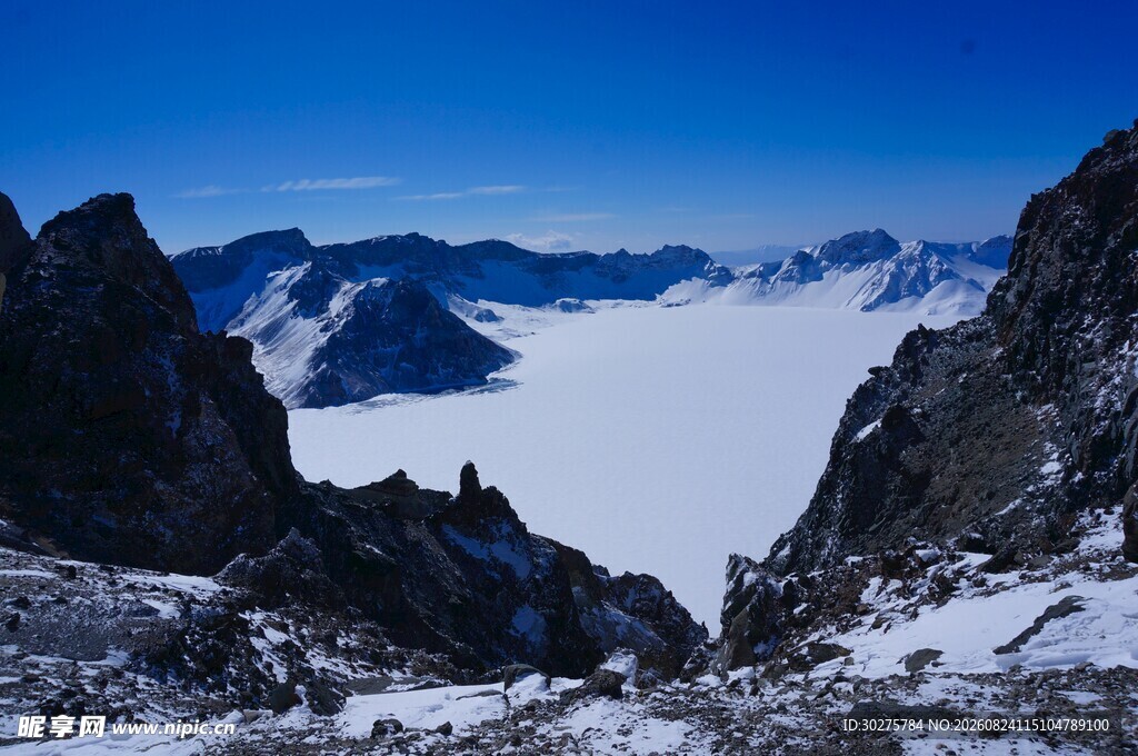 雪山之巅壮丽景观