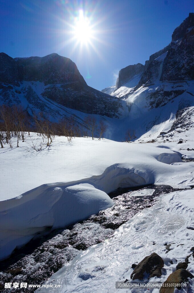 雪山阳光美景