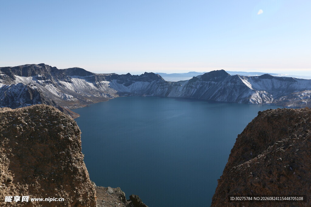 壮丽高山湖泊美景