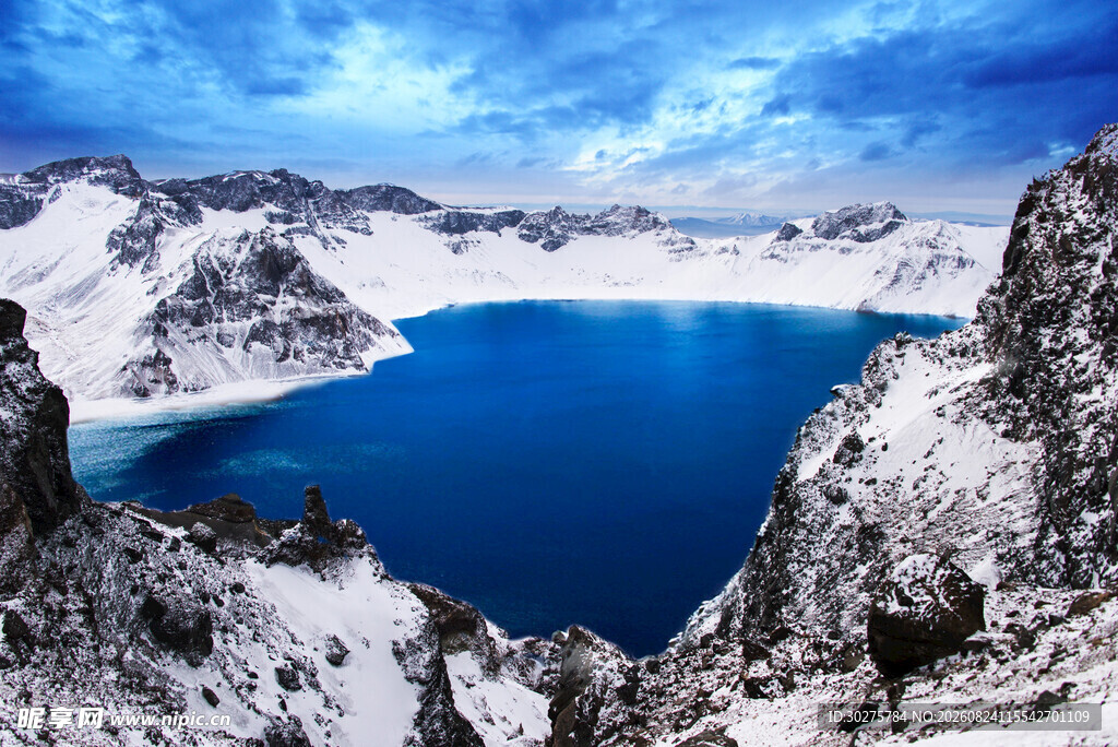 雪山环绕的湛蓝湖泊