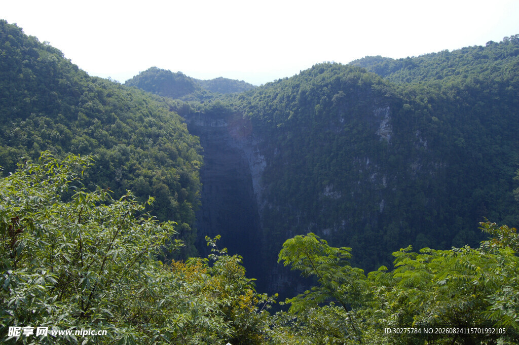 青山环抱的深邃峡谷