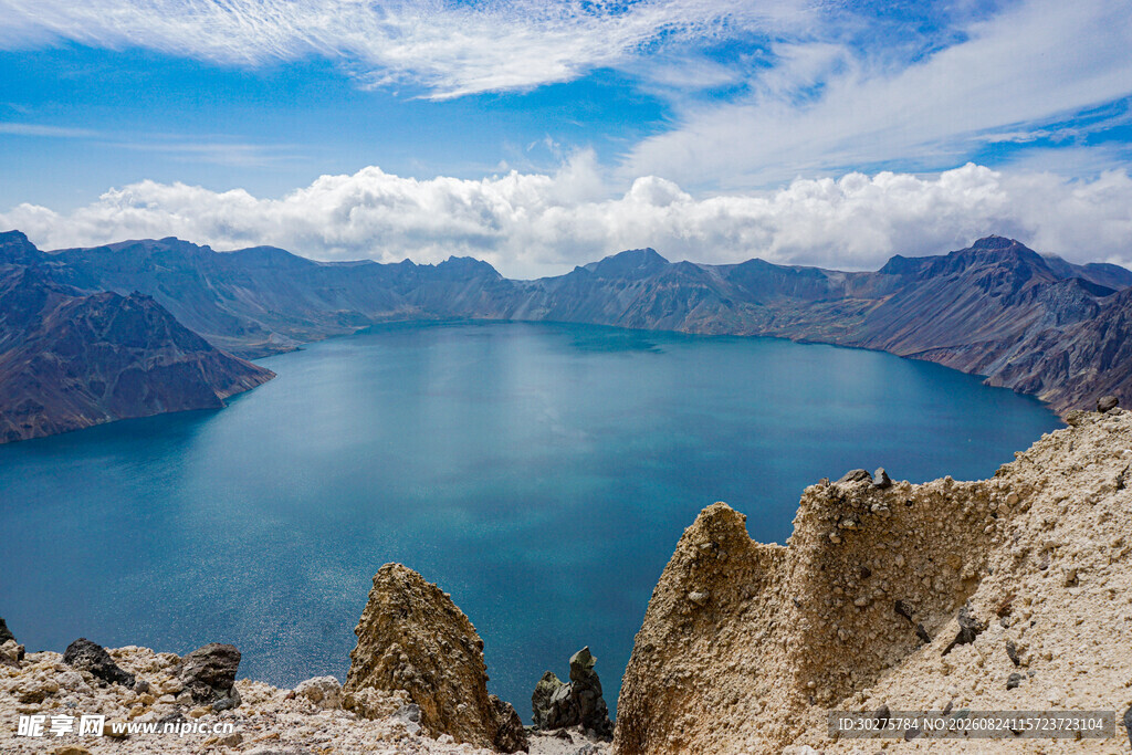 壮丽高山湖泊美景