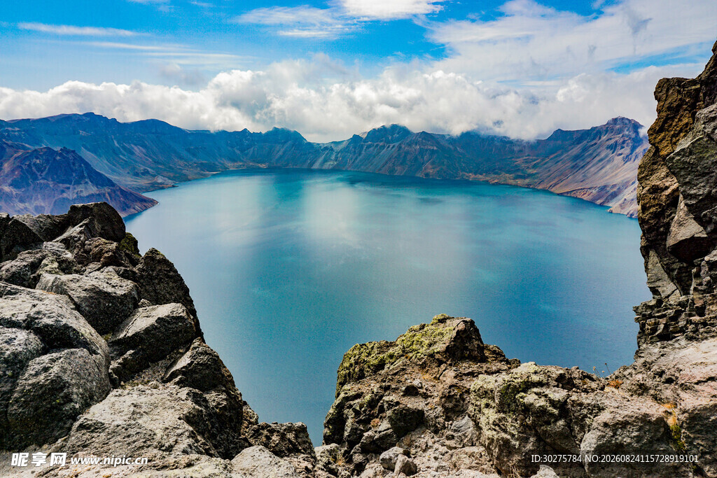 壮丽高山湖泊美景