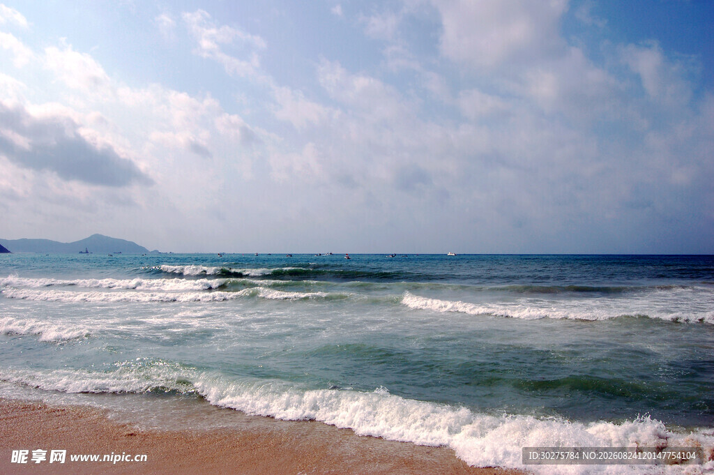 海边美景海浪轻拍沙滩