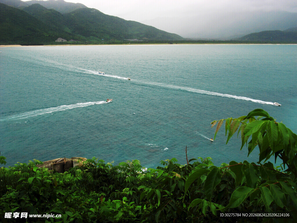 海景风光海面船行带白浪