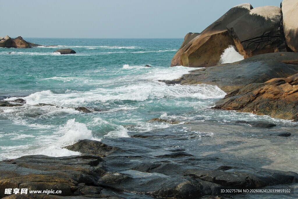 海边礁石与翻涌的海浪