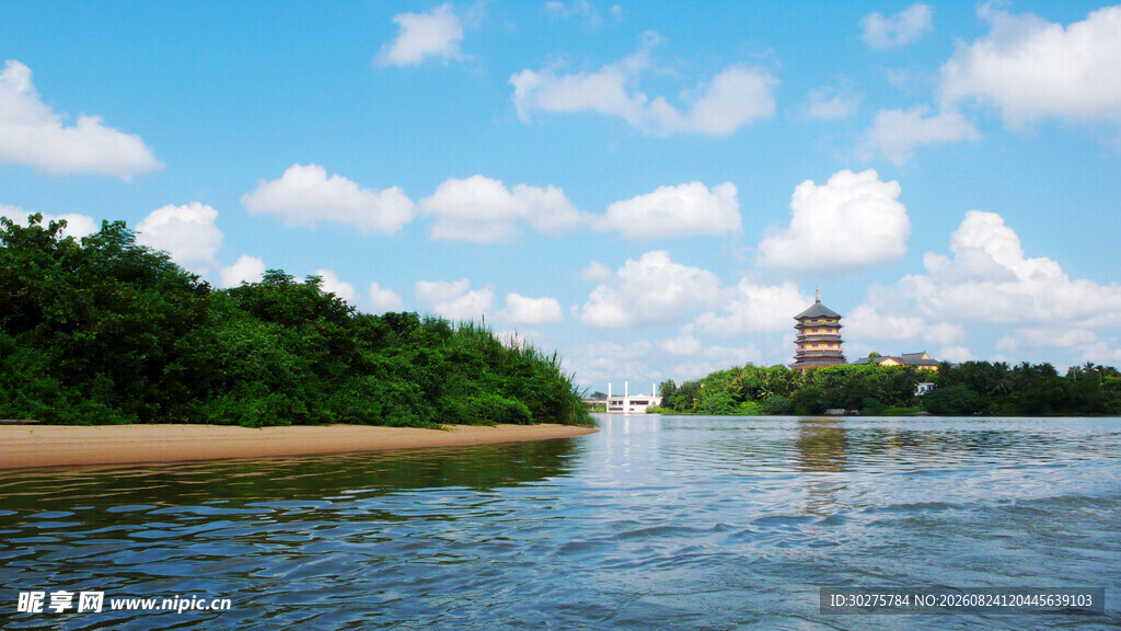 河畔绿树与远处塔楼风景
