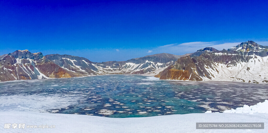 雪山环绕的蓝色湖泊美景