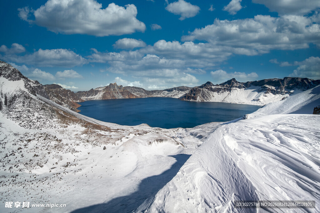 雪山环绕的蓝色湖泊美景