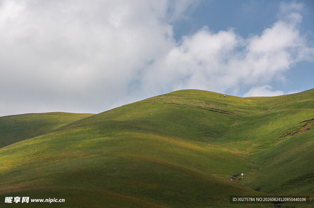 翠绿山丘与蓝天白云美景
