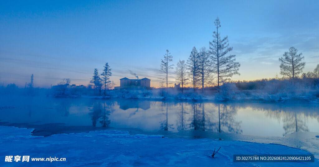 冬日湖畔静谧雪景