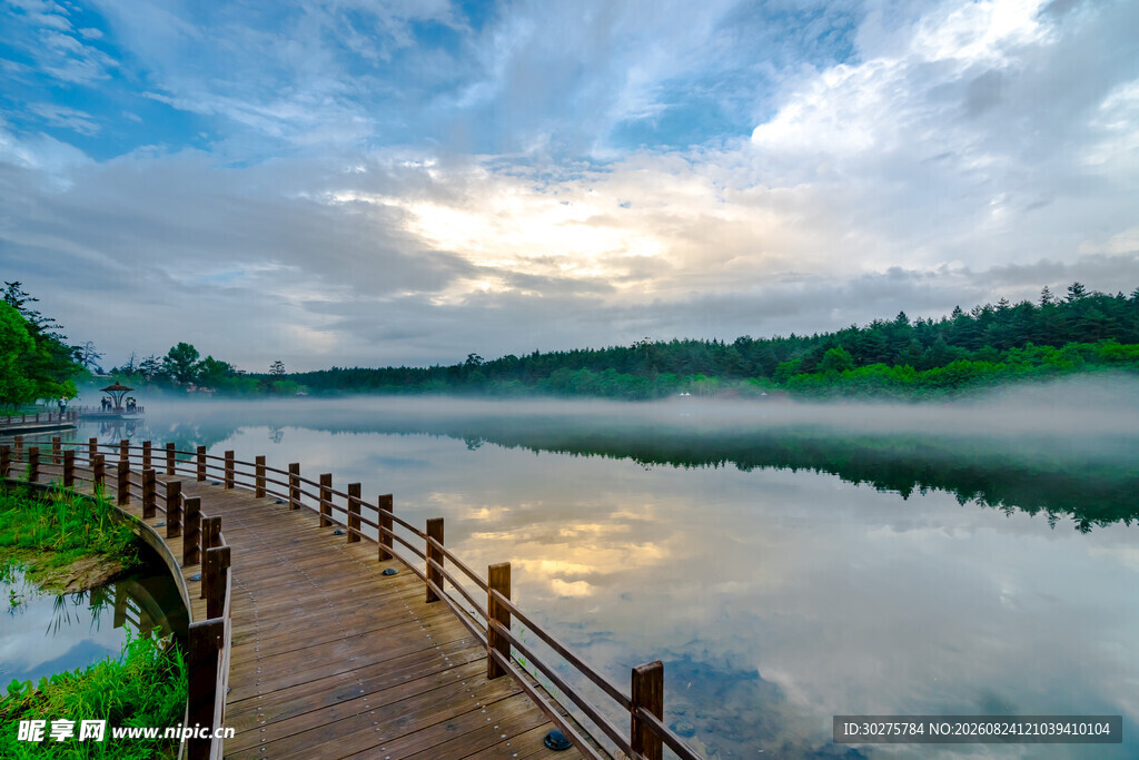 湖畔木栈道的静谧晨景