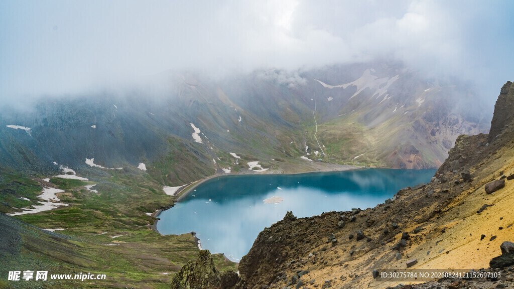 高山湖泊美景