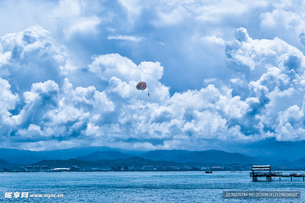 海上云景飞鸟伴栈桥