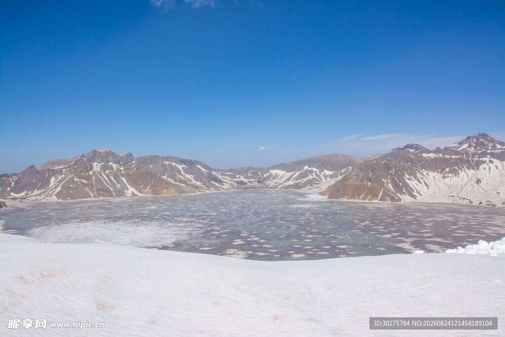 雪山下的静谧山谷