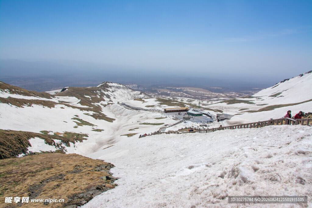 雪山风景山间漫步景致
