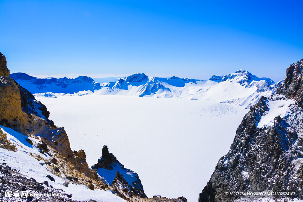 雪山云海壮丽景观