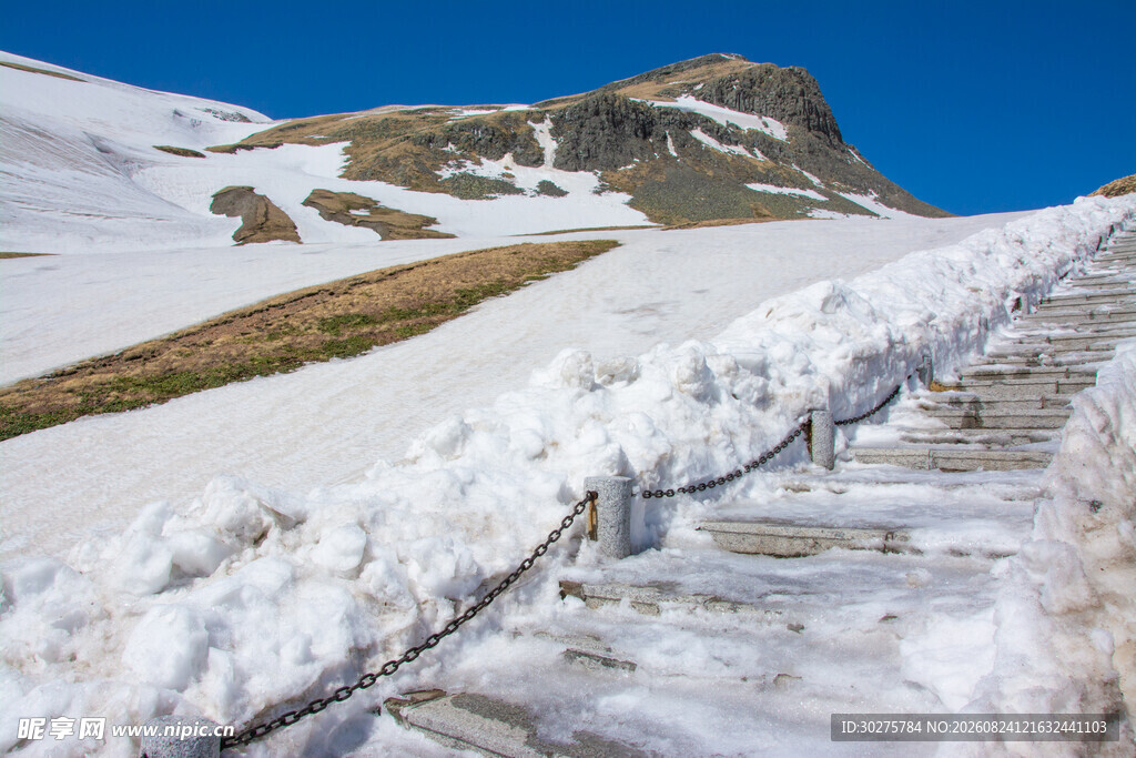 雪山栈道冰雪覆盖的攀登之路