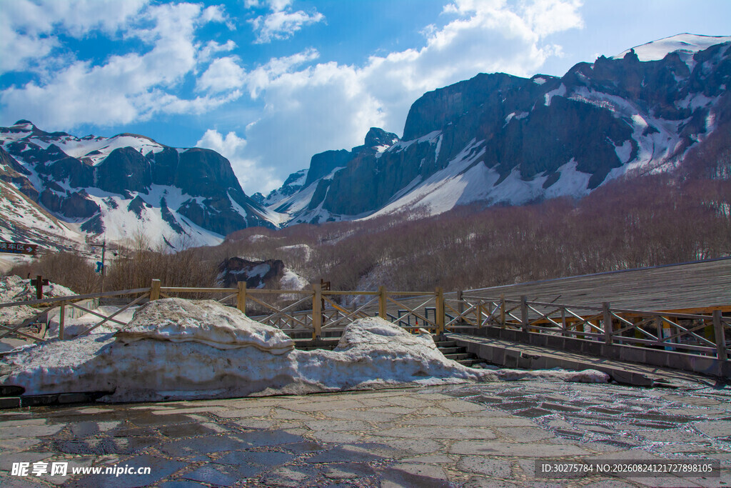 壮丽雪山山谷风景图