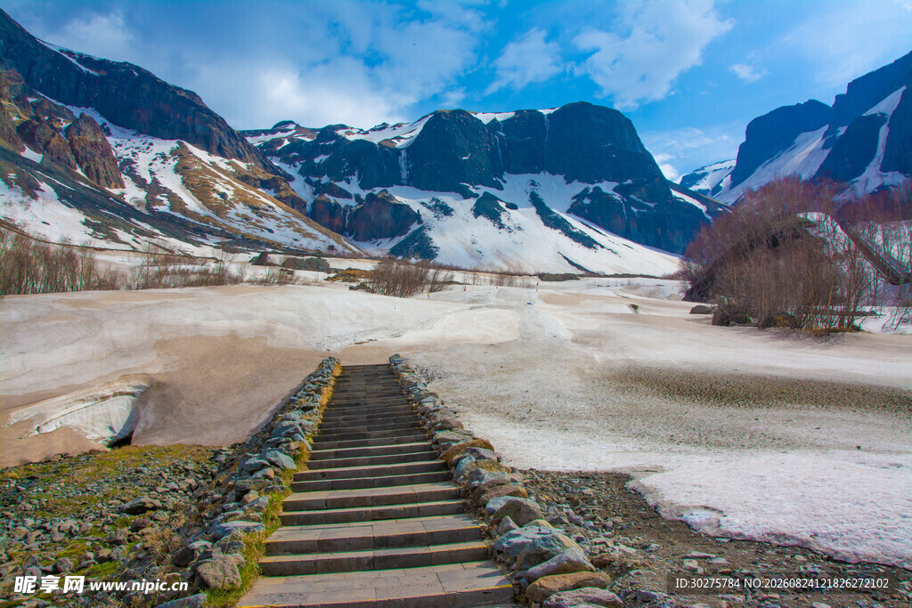 山间栈道雪景壮美风光