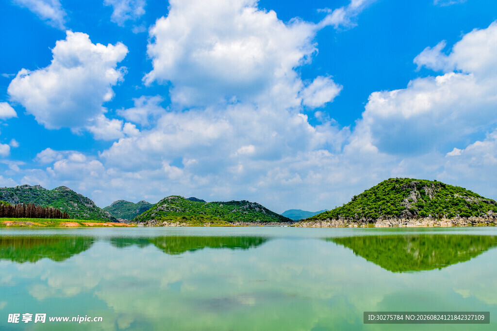 湖光山色蓝天白云美景