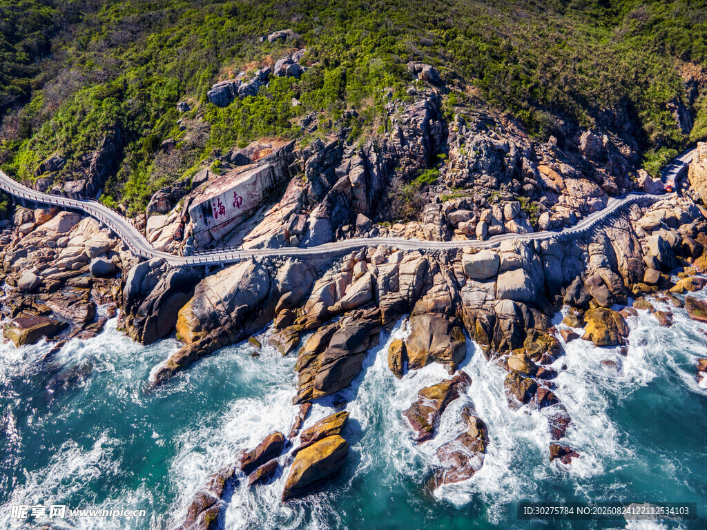 海岸嶙峋间的壮阔海景