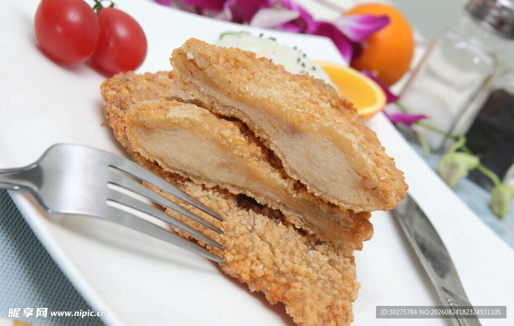 香酥炸鱼排配餐具与蔬果