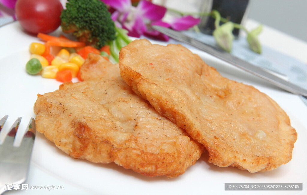 香酥炸鸡排摆放在餐盘上