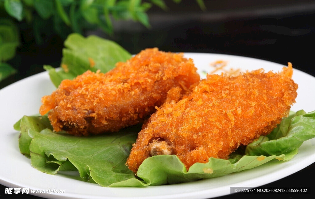 香酥炸物摆于绿叶上