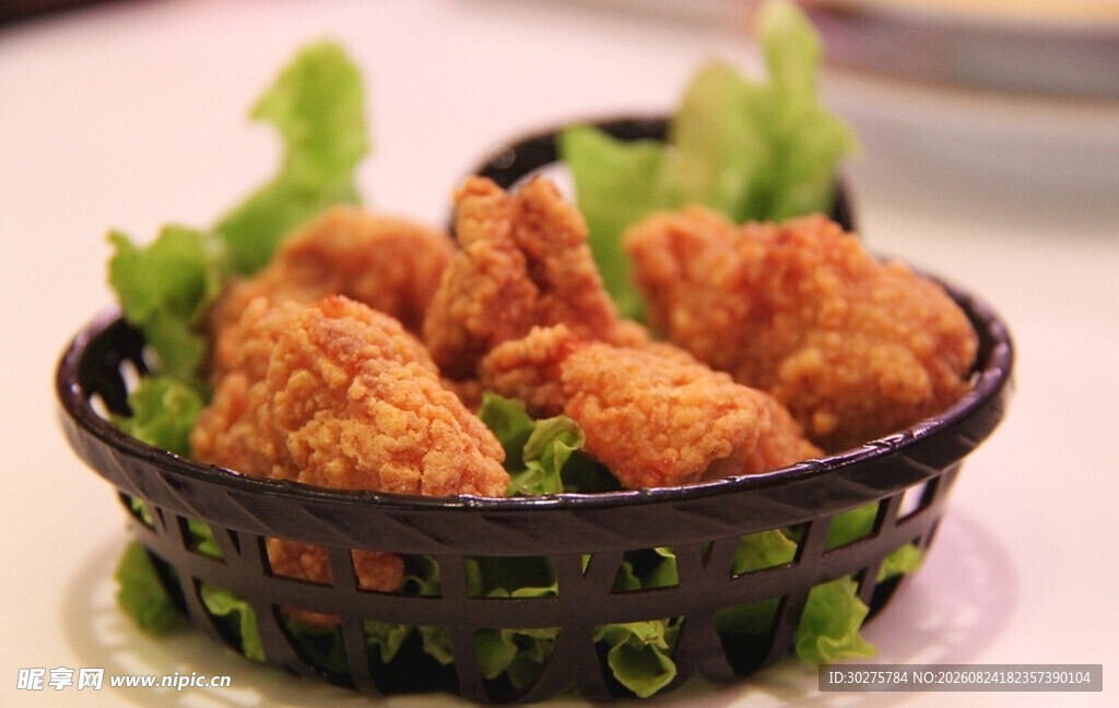 美味炸物装于黑色小篮中