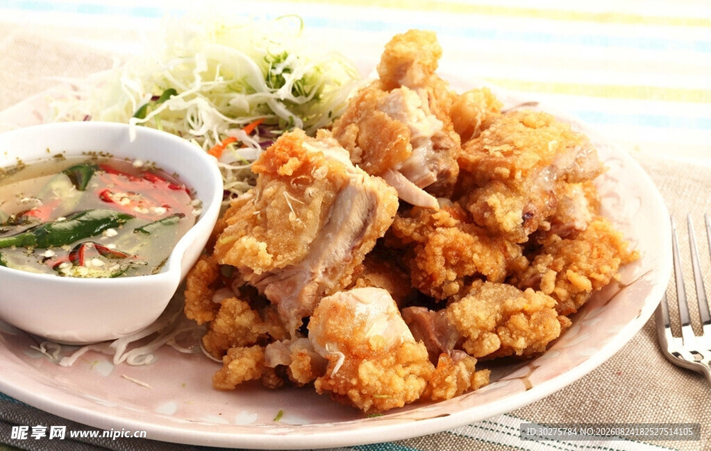 美味炸物配蘸酱与蔬菜