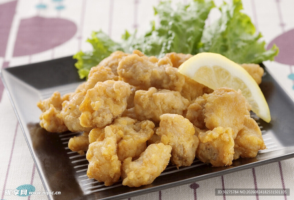 香酥炸鸡块配柠檬
