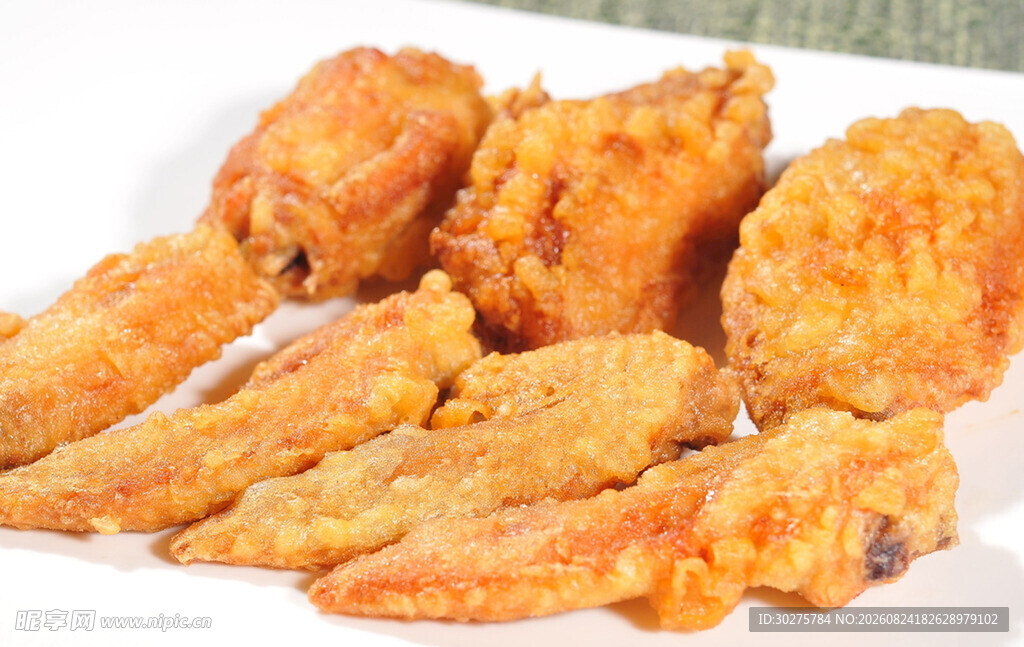 美味油炸鸡翅尖与鸡块