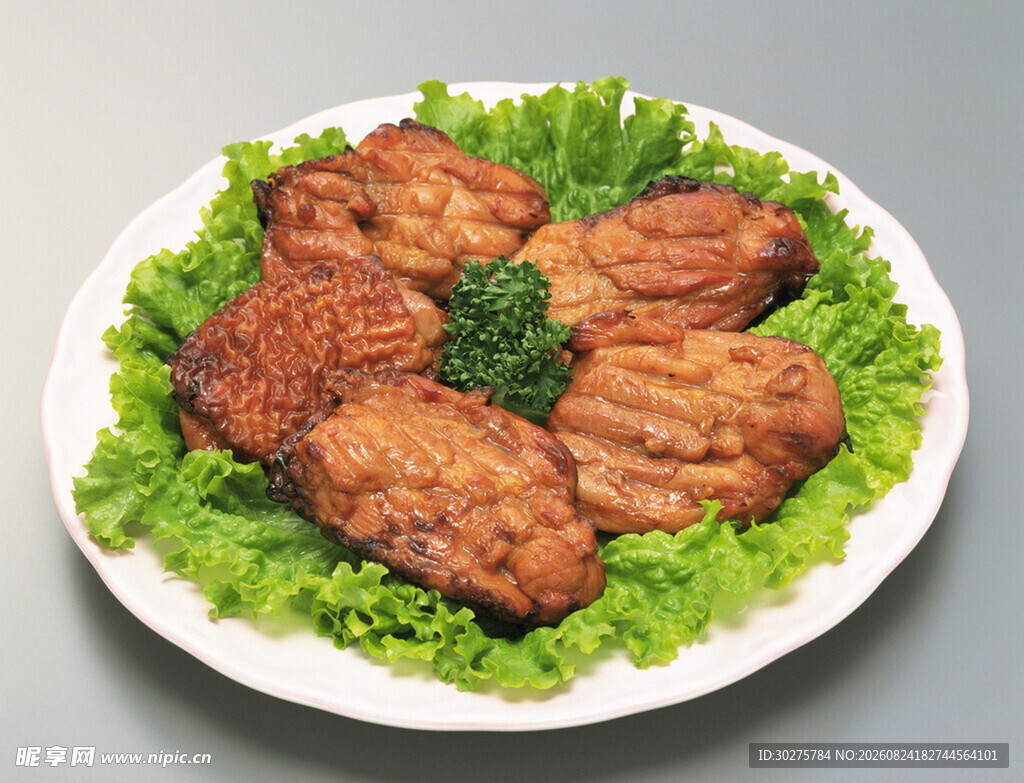 美味炸鸡翅摆于生菜上