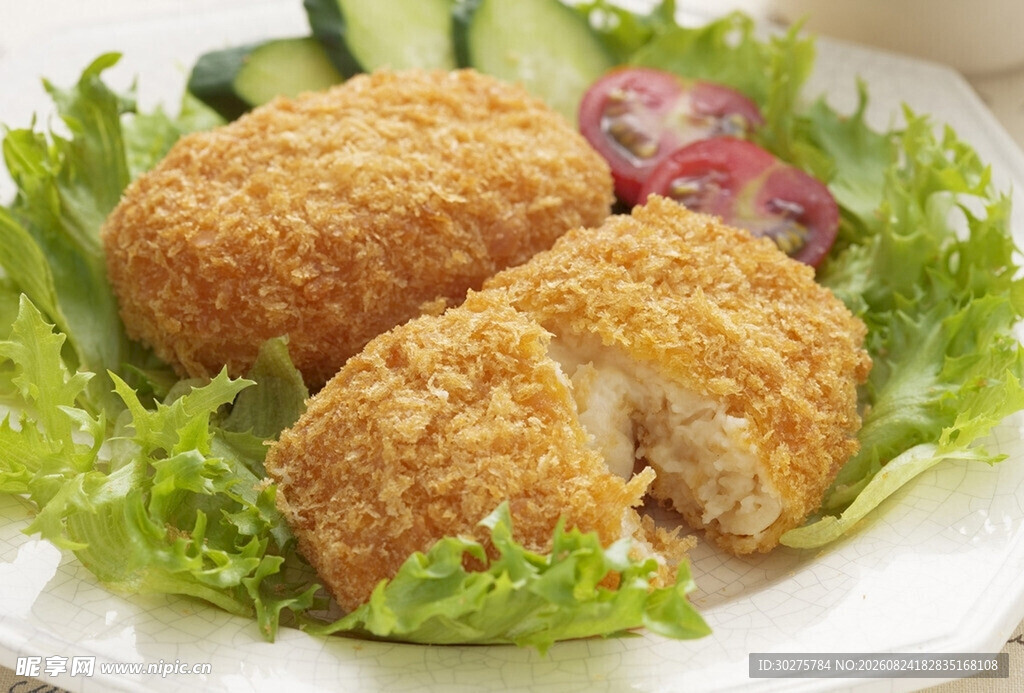 美味炸肉饼新鲜配菜相伴