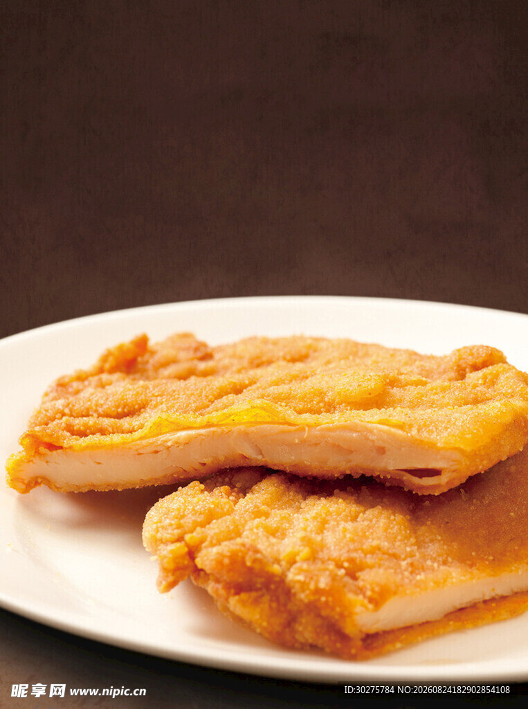 香酥炸鸡排摆于白盘上