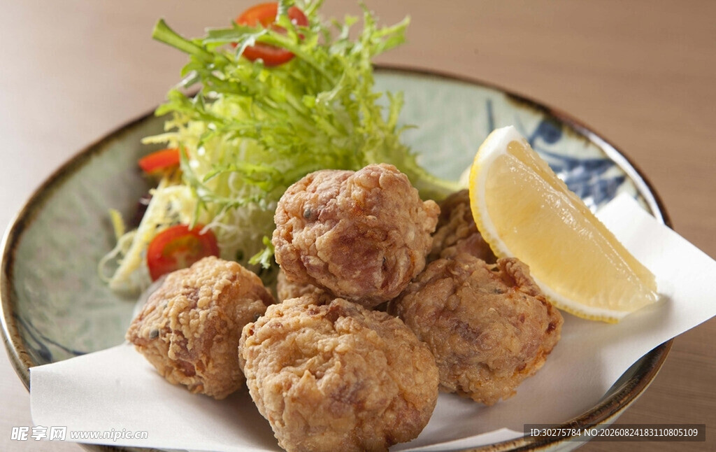 日式炸肉饼配蔬菜与柠檬