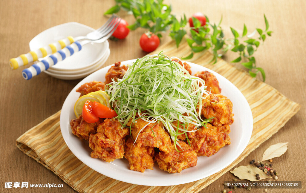 美味炸鸡配蔬菜摆盘