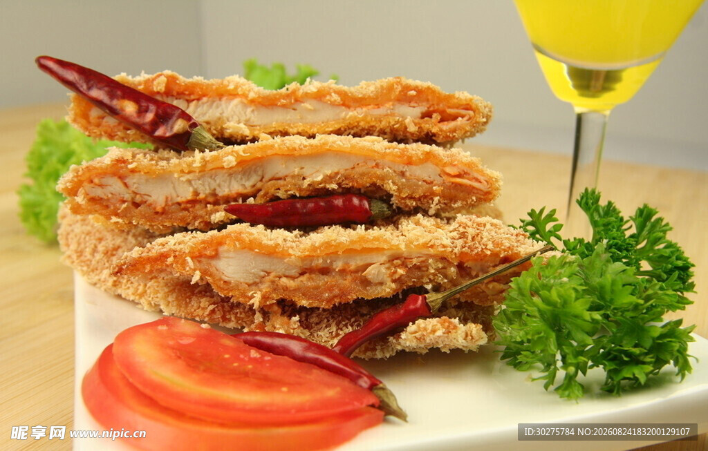 香酥炸鱼配红椒与蔬菜