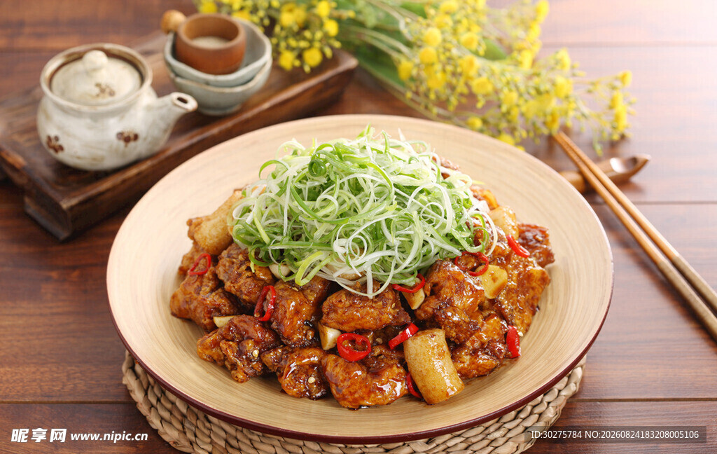 美味蔬菜炒肉摆放在盘中