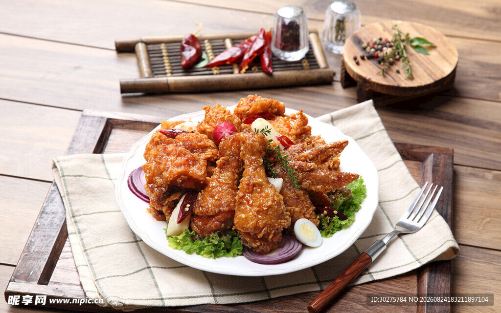 美味炸物拼盘摆放在桌