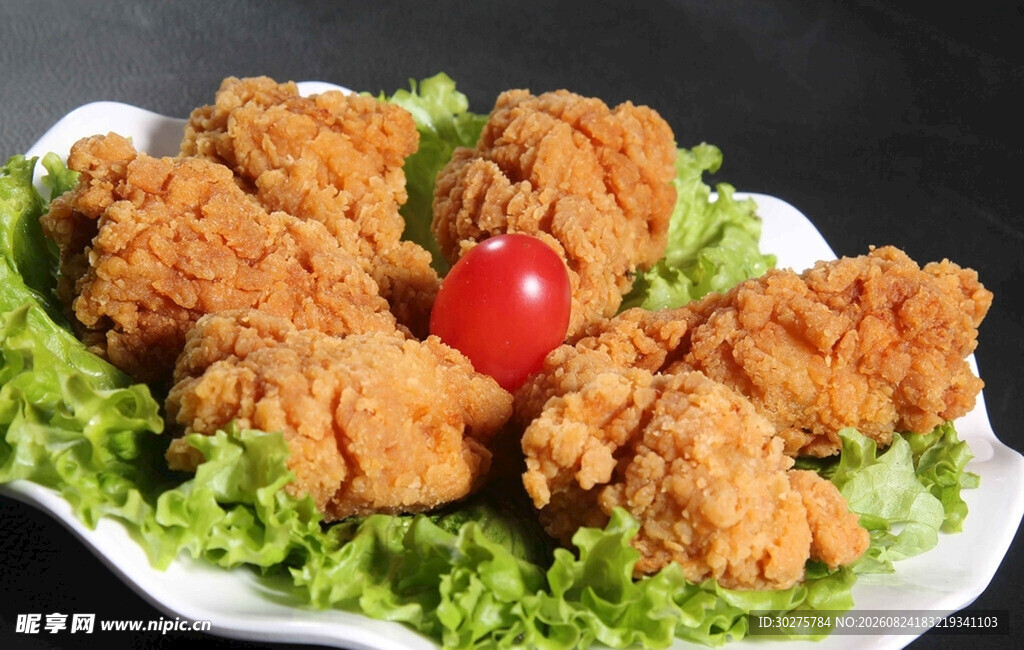 美味炸鸡配生菜与樱桃