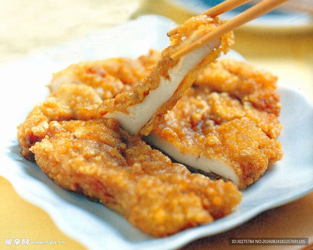 香酥炸鸡排筷子夹起瞬间